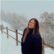 Profesora de matemáticas imparte clases a niños y niñas de primaria